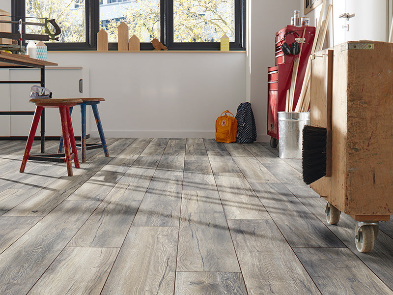 8Mm Exquisit Plus Wide 4V Barn Oak - 2.694M2 Pk - Ac4 - Er Surface Finish - 8 X 244 X 1380Mm